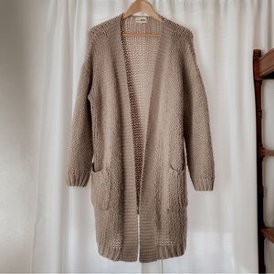 Women’s long sleeve chunky knit oversized fit tan cardigan with pockets. Large